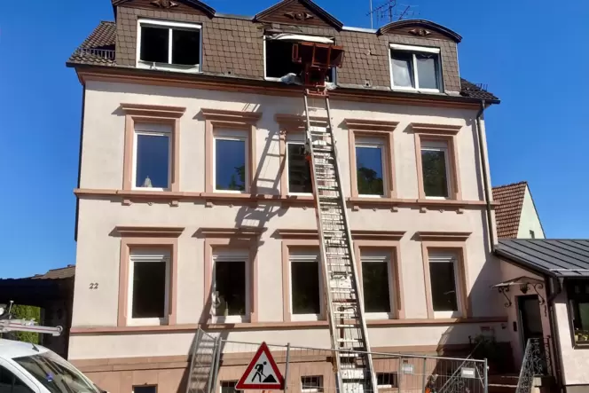 Offenbar wurde in diesem Haus in der Höhstraße gezündelt.