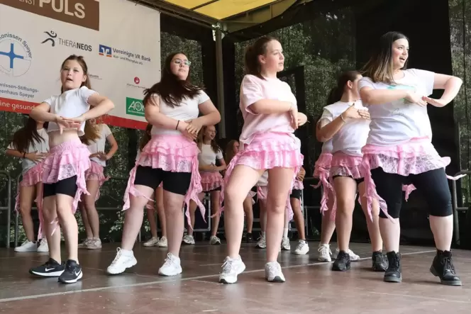 Selbsttests, Wissen und Bühnenprogramm im Speyerer Domgarten: hier die Monkey Dance Company.