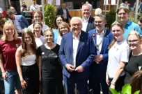 Ein Muss in Neustadt: Beim Gruppenfoto mit den Weinhoheiten strahlen Bundespräsident Frank-Walter Steinmeier, seine Frau Elke Bü