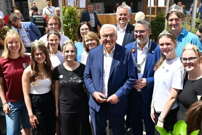 Ein Muss in Neustadt: Beim Gruppenfoto mit den Weinhoheiten strahlen Bundespräsident Frank-Walter Steinmeier, seine Frau Elke Bü