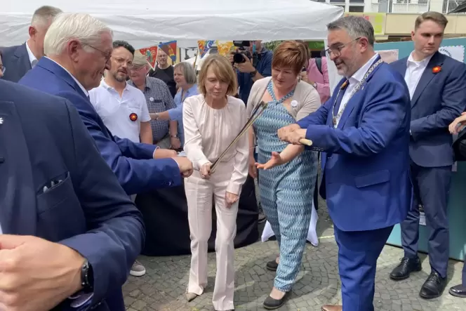Bundespräsident Steinmeier, seine Frau Elke Büdenbender und OB Weigel spielten sogar Cello.