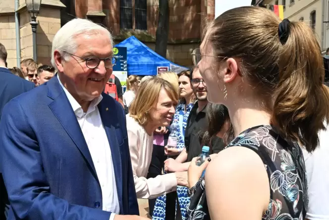 Beim Rundgang durch Neustadt bleiben Bundespräsident Frank-Walter Steinmeier und seine Frau Elke Büdenbender immer wieder stehen