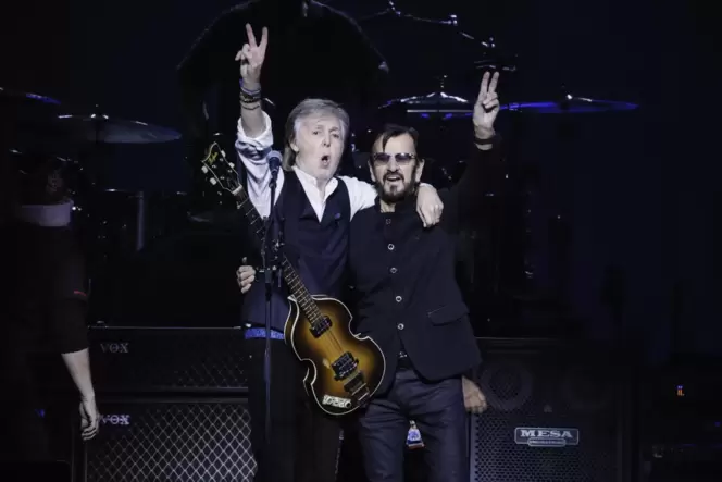 Paul McCartney 2024 bei einem Konzert in London zusammen mit Ringo Starr, der auch Songs zum neuen Album von McCartney beigestei