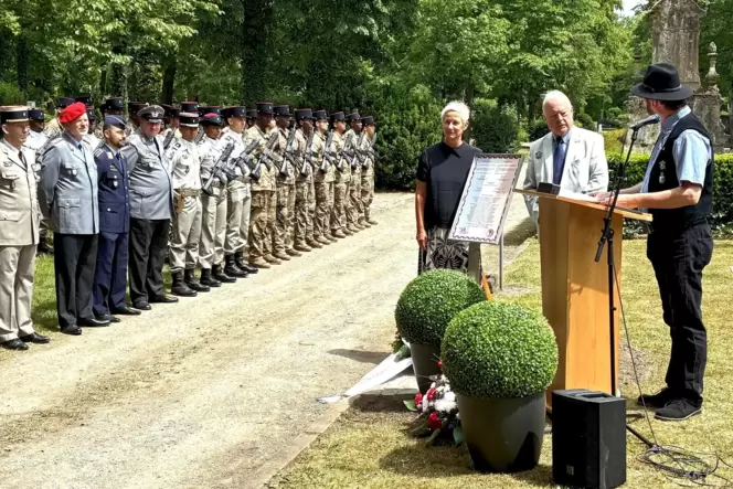 Enthüllten die Gedenktafel am französischen Garnisonsfriedhof (vorne von links): Oberbürgermeisterin Beate Kimmel, François Somm