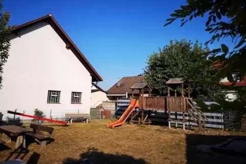 Der Spielplatz in der Trifelsstraße ist unattraktiv für Kinder, deshalb soll er schnellstmöglich umgestaltet werden.
