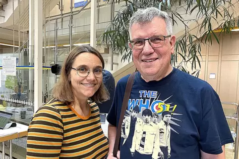 Kommen am Aktionstag spontan ins Gespräch: Karoline Nicklas und Uwe Huege.