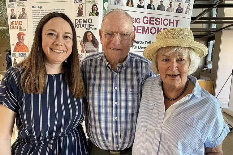 Wollen Flagge zeigen: CDU-Fraktionschefin Laura Ehm mit Altb&uuml;rgermeister Edwin Mayer und Gattin Elvira.