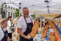 Was für ein Geschenk zum Stadtgeburtstag: ein 750 Meter langer Hefezopf. Im Bild Jörg Engelskircher von der Barbarossa-Bäckerei