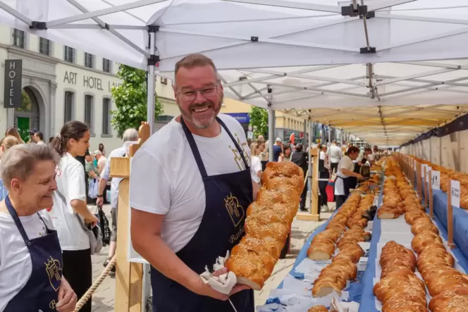 Was für ein Geschenk zum Stadtgeburtstag: ein 750 Meter langer Hefezopf. Im Bild Jörg Engelskircher von der Barbarossa-Bäckerei