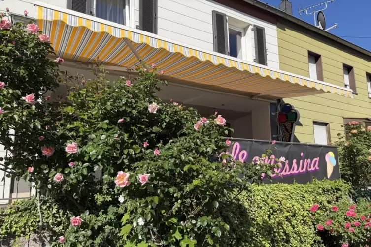 Dort liegt das Eiscaf&eacute; Messina mit kinderlieber Bedienung in der Ortsmitte. Hier zweigt auch die Stra&szlig;e hoch zum Orchideengebiet