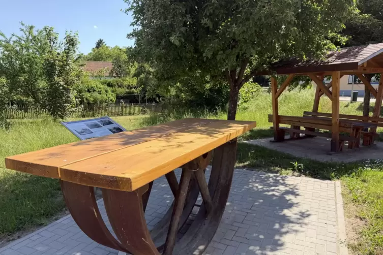 Rastplatz direkt am Radweg in Breitfurt, nicht weit von der Getreidem&uuml;hle, die noch in Betrieb ist und Bliesgauer Mehl liefert.