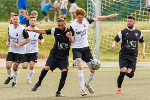 Muzaffer Ertem (links, MSV Ludwigshafen) im Zweikampf mit SG-Spieler Fynn Mittrücker.