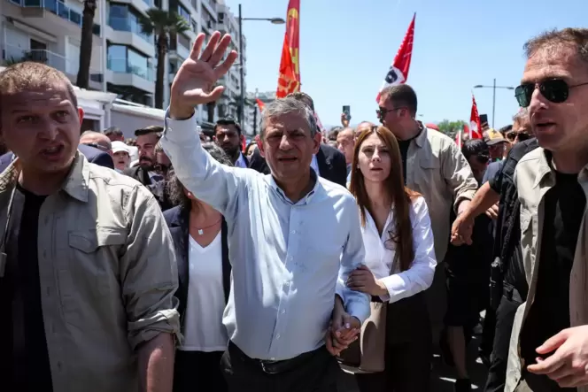 Özgür Özel, der abgesetzte Vorsitzende der größten türkischen Oppositionspartei CHP, zieht Massen bei Kundgebungen an.