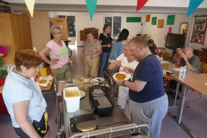 Zum Essen gab es Waffeln – frisch gebacken von den Hauswirtschaftskräften Astrid Groß und Lidia Pankowski .