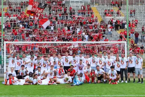 Die U21 des FCK posiert vor dem Tor vor der Westkurve fürs Meisterfoto.
