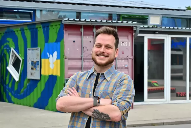 Vor einem Jahr sah die Außenfassade noch anders aus: Nick Kasimir vor dem Jugendtreff.