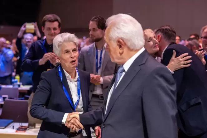 Marie-Agnes Strack-Zimmermann gratuliert Wolfgang Kubicki.