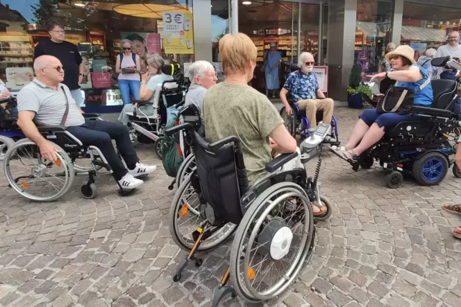 Uta Brocke (mit Hut) erklärt, auch welche Herausforderungen sich die Rollitour-Teilnehmer einstellen müssen.