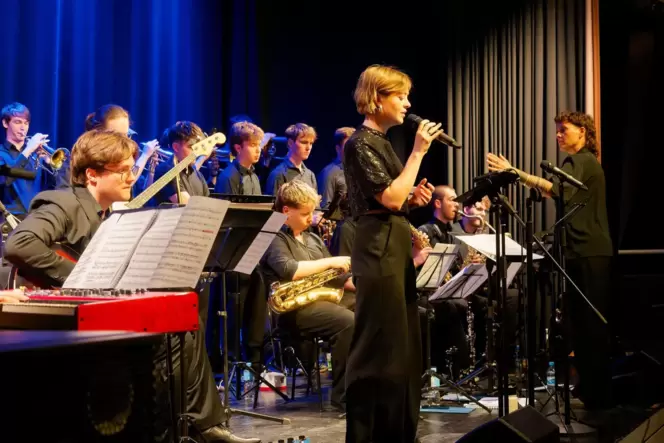 Das Orchester mit Sängerin Liane Prager.