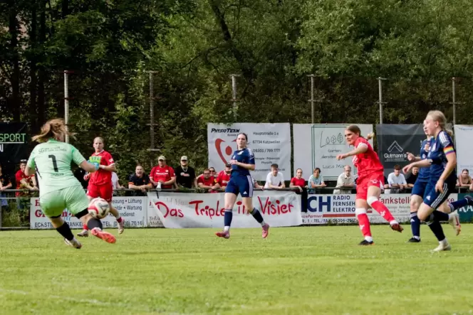 Das 1:0 für den FCK ist unterwegs. Elin Hüser (rotes Trikot, rechts) hat abgezogen, SG-Torfrau Mariella Werle hat ebenso wie ihr