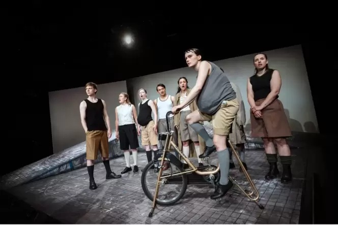 Studierende der Frankfurter Hochschule für Musik und Darstellende Kunst mimen die Akteure in »Unsere Klasse«.