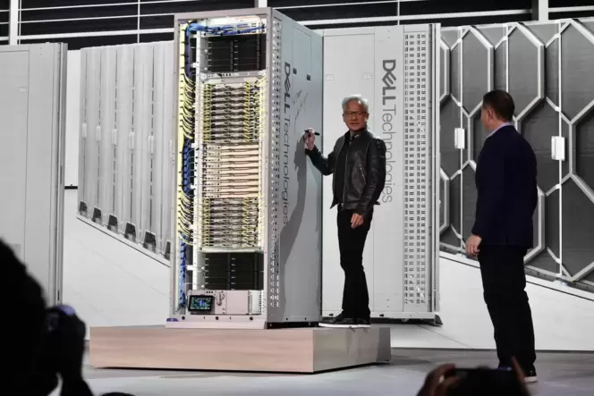 Nvidia-Chef Jensen Huang signiert ein Dell-Gerät.