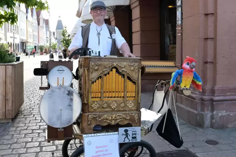 Peter David in Aktion mit seiner Drehorgel.