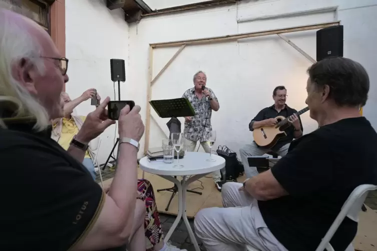 Im K&uuml;nstlerhaus: Klaus Fresenius (links) und Christoph Stadtler machen Musik.