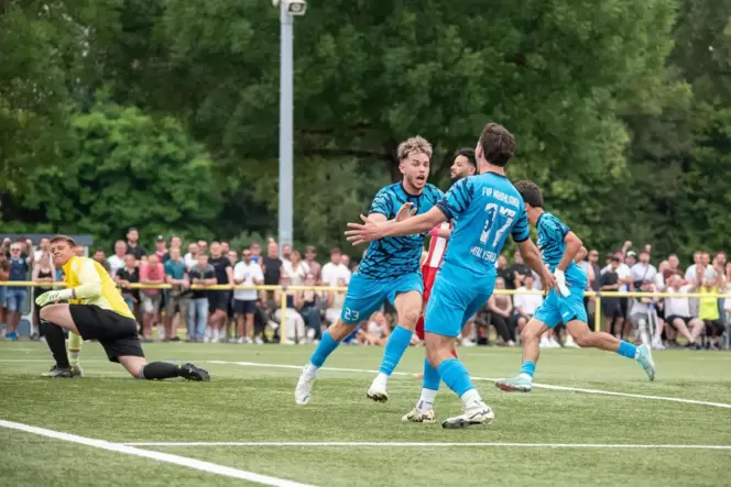 Jubel nach dem Treffer durch SImon Scherrer (l.) zum 2:1 für Maximiliansau.