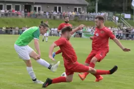 Chance für Münchweilers Julian Melzer (in Grün), den Torschützen zum 1:0. Die Stambacher Nicolas Veith (Bildmitte in Rot) und Da