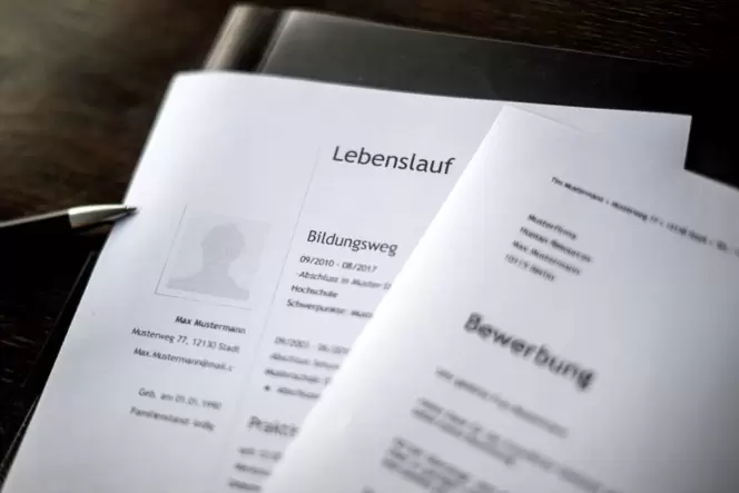 Bewerbungsunterlagen liegen auf einem Tisch