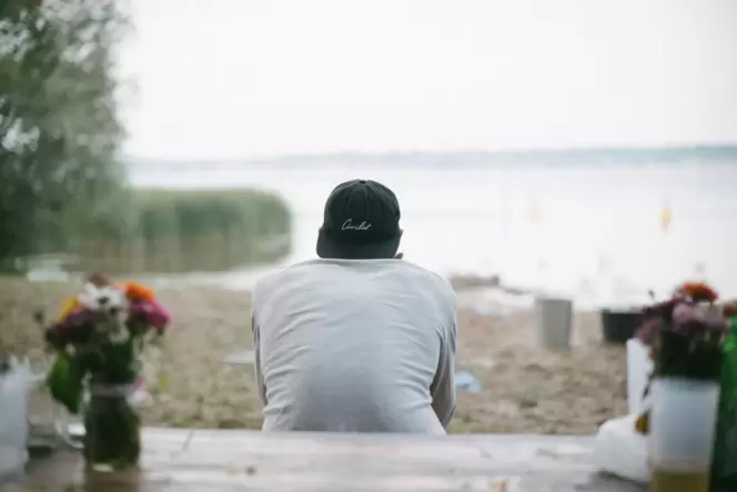 Ein Mann blickt auf den Wannsee