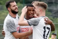 Zweiter Streich in Idar-Oberstein: Nach seinem tollen Tor zum 2:0 für die Arminia lässt sich Noah Hannawald vom Schützen des ers