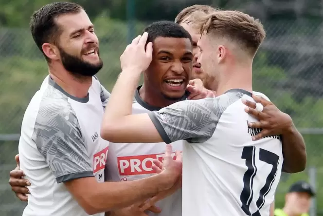 Zweiter Streich in Idar-Oberstein: Nach seinem tollen Tor zum 2:0 für die Arminia lässt sich Noah Hannawald vom Schützen des ers