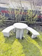Ich biete hier ein robustes Gartenset aus Granit an, bestehend aus einem runden Tisch und zwei dazu passenden, geschwungenen Bän