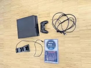 Ich biete hier meine PlayStation 4 Konsole im Set an. Du bekommst alles, was du zum sofortigen Loslegen brauchst. Das Set ist pe