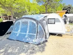 Sehr gepflegtes Luft Teilvorzelt von Kampa (Fiesta Air Pro 350) abzugeben. Die Luftschläuche sind dicht und alle Reisverschlüsse