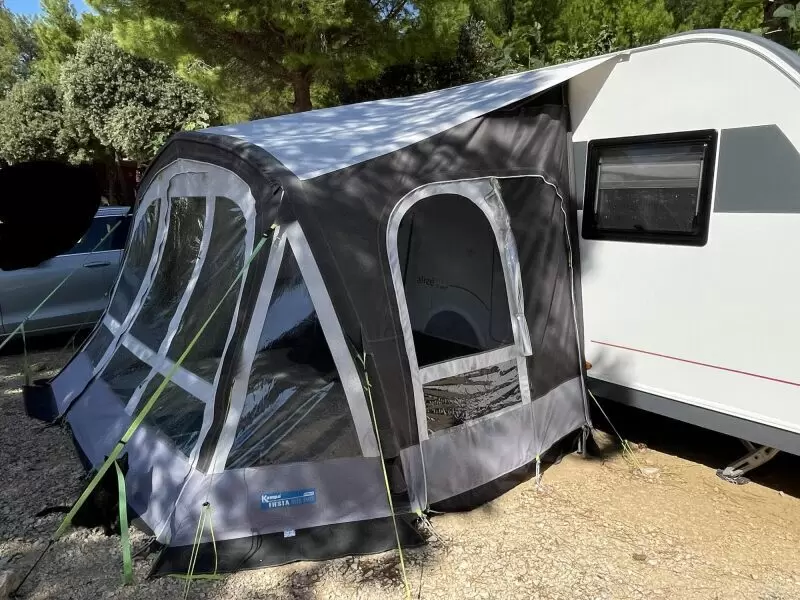 11253511_10_1 Sehr gepflegtes Luft Teilvorzelt von Kampa (Fiesta Air Pro 350) abzugeben. Die Luftschläuche sind dicht und alle Reisverschlüsse