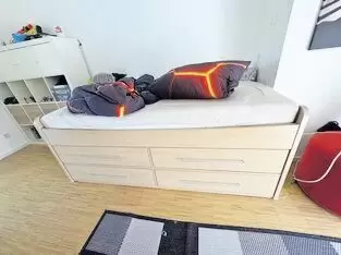Ich biete hier ein praktisches Bett mit sechs geräumigen Schubladen an. Dieses Bett ist ideal, um zusätzlichen Stauraum im Schla