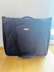 Kleidersack / Anzugstasche mit Kleiderbügel Abmessungen ca. 50 cm x ca. 52 cm x ca. 12 cm Farbe schwarz gebraucht sehr gut erhal