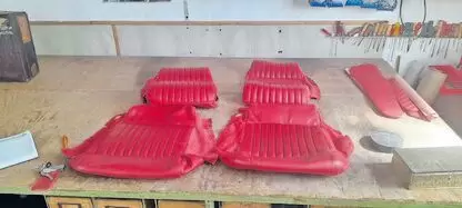 Original Sitzbezüge aus rotem Leder preisgünstig mit Montage zu verkaufen.