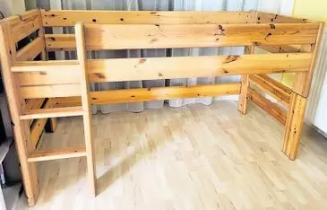 Sehr stabiles Hochbett mit Leiter, dänischer Hersteller, Kiefer-Massivholz lackiert, 4 cm Holzstärke. Außenmaße: L 208 cm, B 100