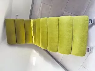 Ich biete einen bequemen Relaxsessel in einem frischen Grünton an, der perfekt zum Entspannen einlädt. Das moderne Design mit de