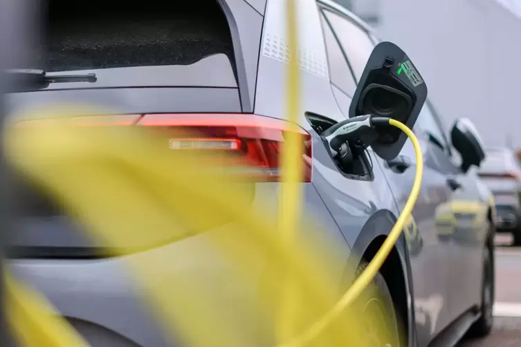 Elektroauto lädt an Ladesäule