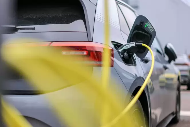 Elektroauto lädt an Ladesäule