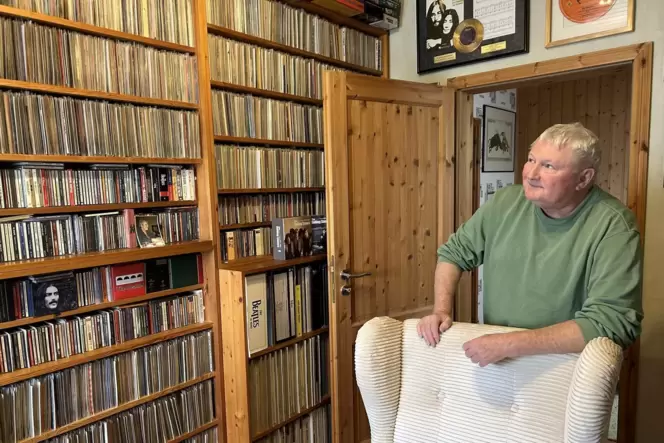 Harold Schuck mit einem Teil seiner Sammlung. In seinem Haus gibt es ein weiteres Zimmer, in dem sich die Platten türmen.