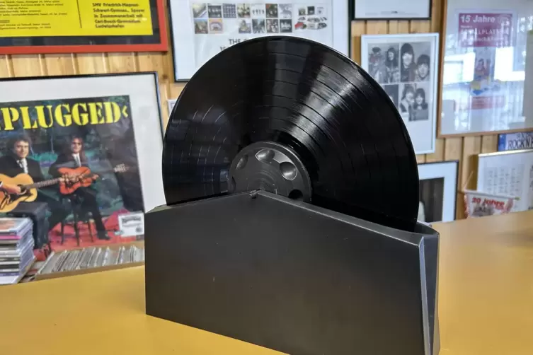 Mit dieser Vorrichtung w&auml;scht Schuck seine Schallplatten. 