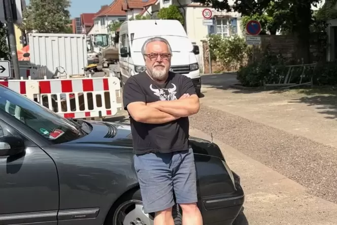 Der Insheimer Klaus Bünning fühlt sich aufgrund von gesperrten Straßen in seiner Heimatgemeinde eingekesselt.