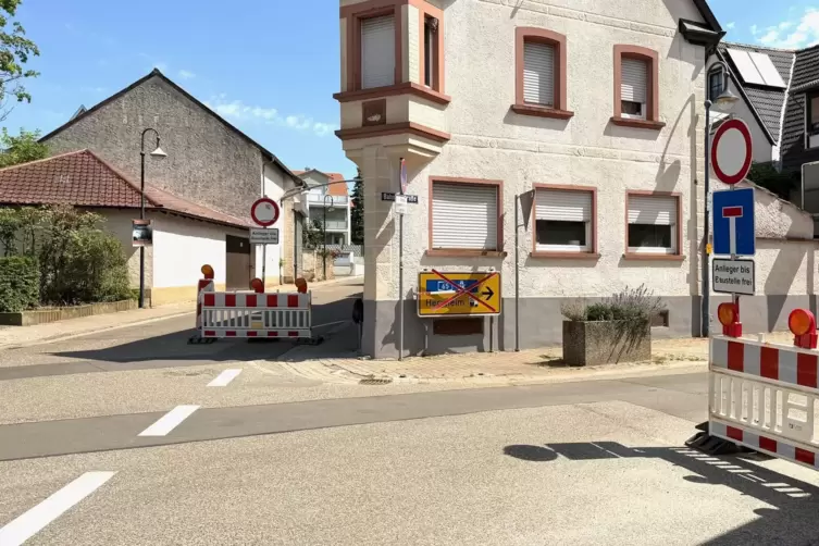 Die Ortsmitte in Insheim &ndash; Richtung Herxheim und Offenbach geht derzeit f&uuml;r Verkehrsteilnehmer nichts.