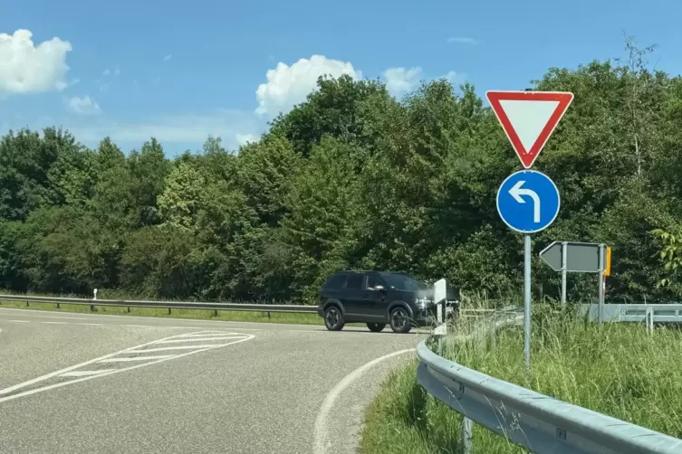 Von Insheim kommend d&uuml;rfen Verkehrsteilnehmer am Ebenberg nur nach links Richtung Landau und nicht nach rechts Richtung A65 abbi